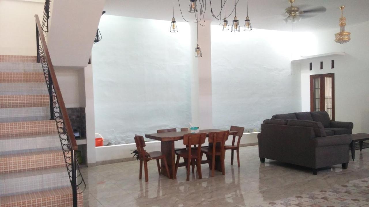 Zg Homestay Solo Sumber  Luaran gambar